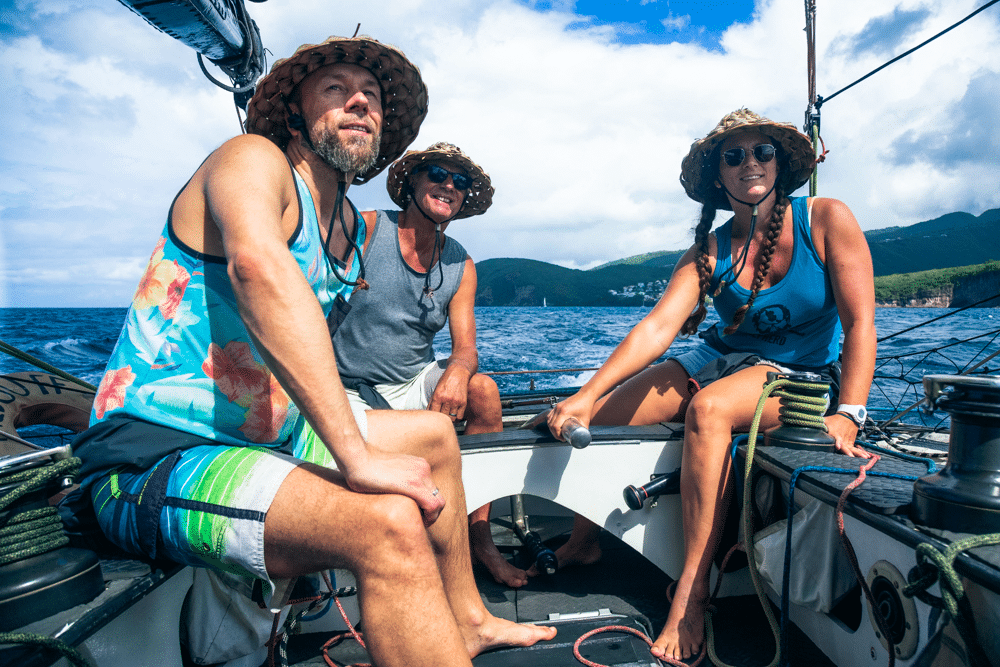 Groupe d’amis souriants à bord du trimaran Fildou