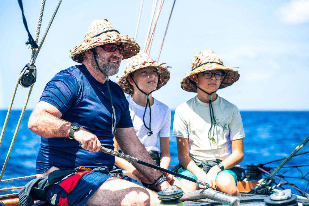 Famille à la barre du trimaran pendant une sortie privatisée