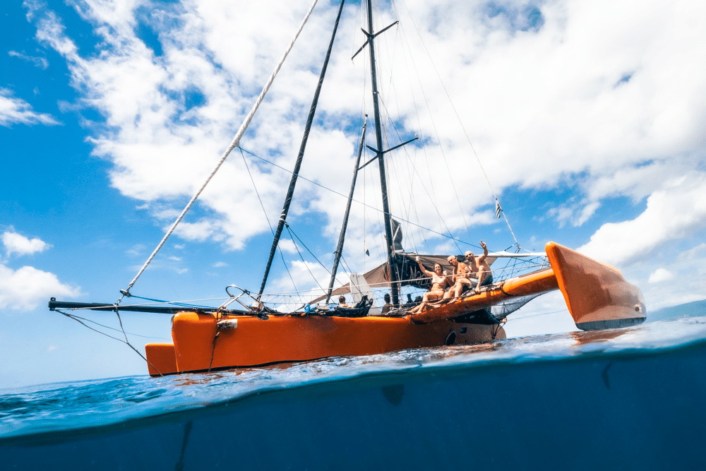 Le trimaran Fildou à la voile avec un groupe à bord, Martinique